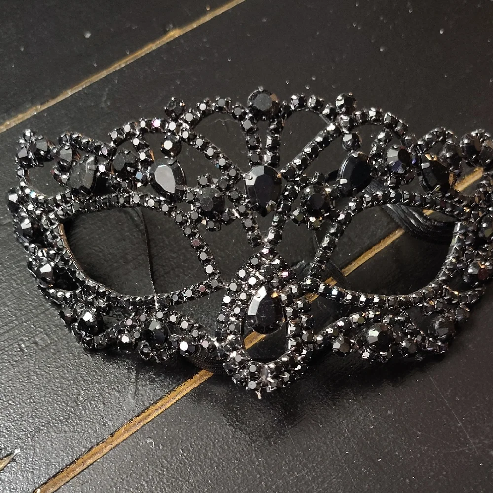 Elegant Black Rhinestone Face Mask